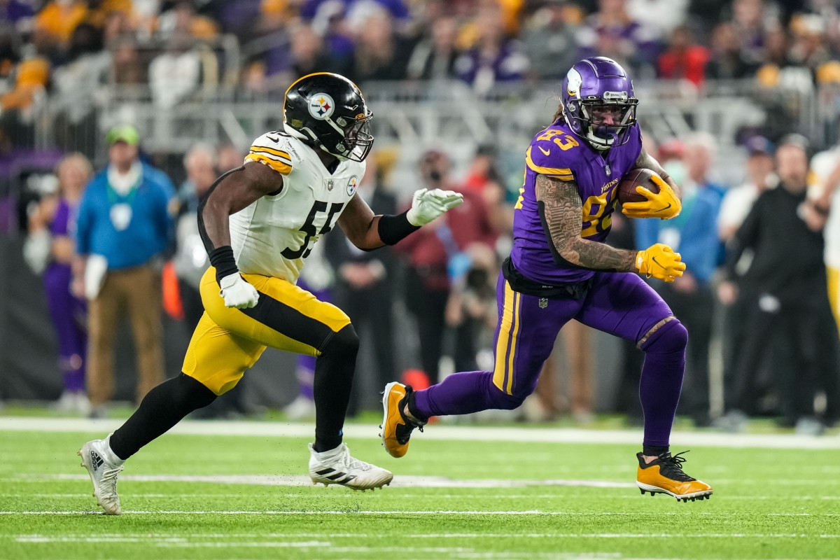 Minnesota Vikings TE Tyler Conklin runs after catch